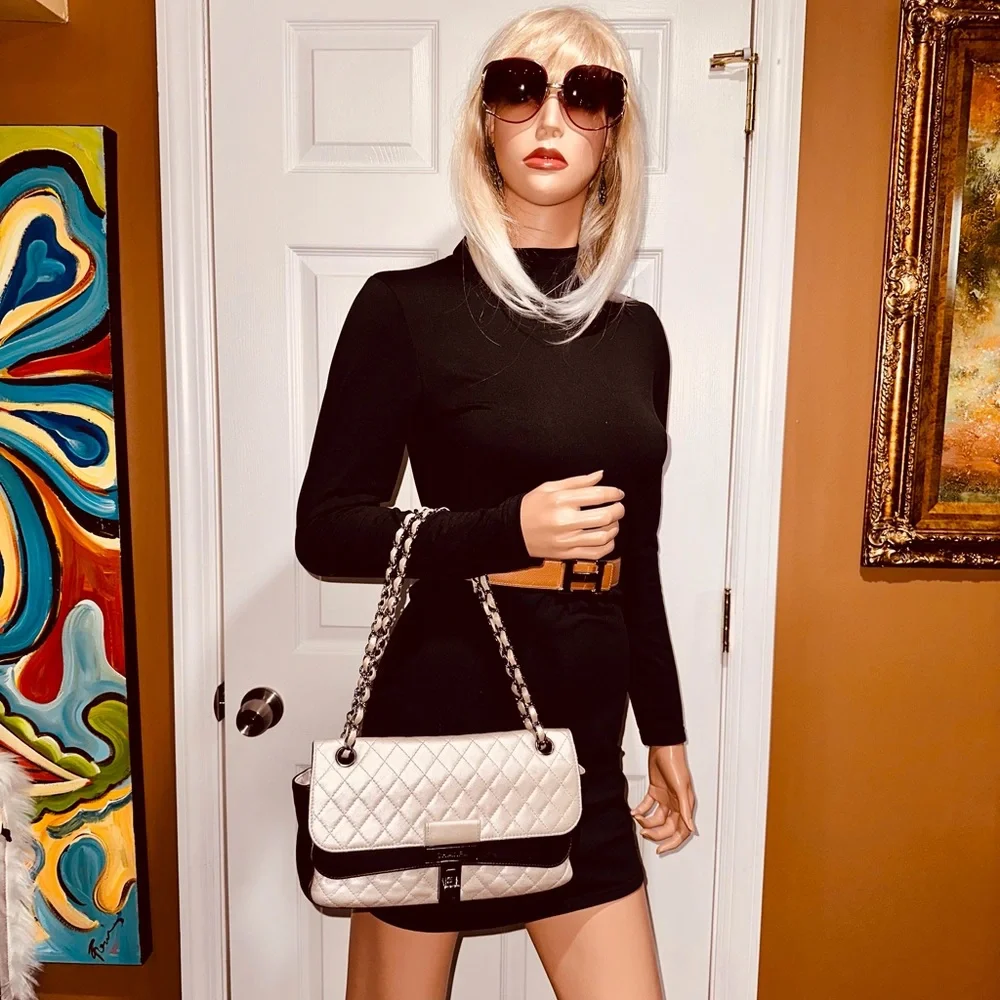 💃🏻♥️🥰Authentic Classic CHANEL Double Flap Rare Bicolor Medium Lambskin Bag